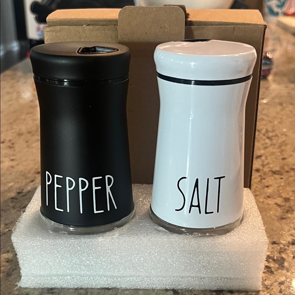 Black and White Salt and Pepper Shaker Set